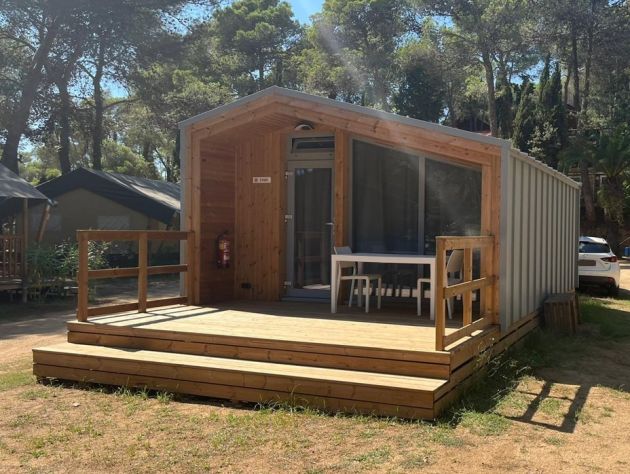 Tiny House o cabaña de madera MCabin M28 en Camping en Costa Brava